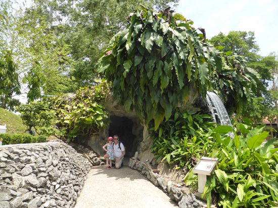 Schöne Parkanlage mit kleinem Wasserfall