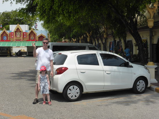 Unser Mietwagen für die nächsten 2 Wochen. Sogar der Kinderwagen passt in den Kofferraum! Was will man mehr 