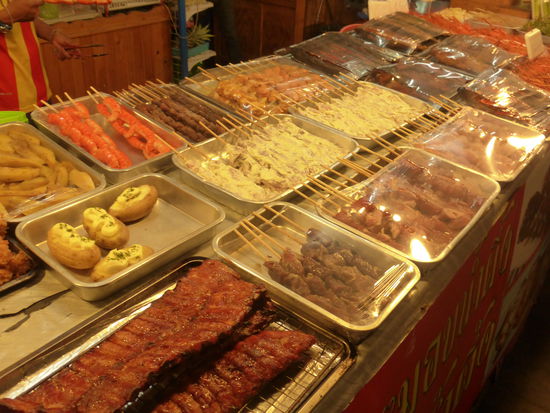 Essen am Nachtmarkt. Da geht niemand hungrig nach Hause