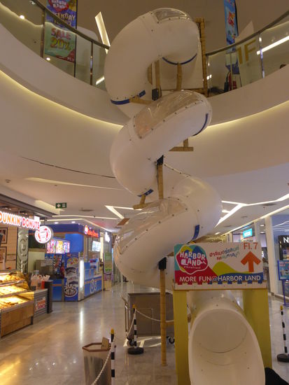 Kinder brauchen nicht die Rolltreppe oder den Lift zu nutzen, sie können auch die Rutsche nehmen