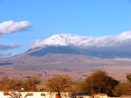 Der verschneite Ticancabur (5916 m) und...