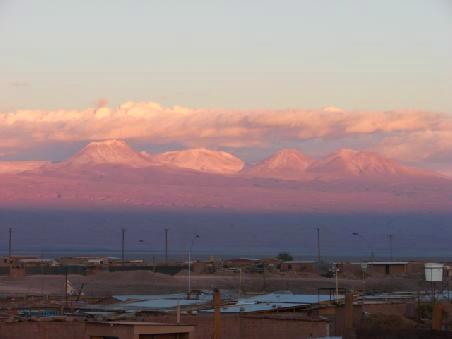 ...weitere verschneite Vulkane hinter San Pedro in der Abendsonne.