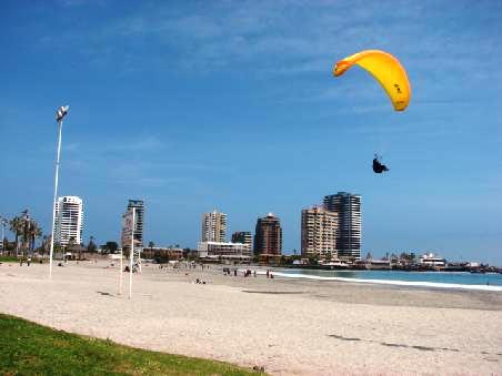 Auf den breiten Straenden landen immer wieder Paragleiter, die zuvor von der Bergkette hinter Iquique gestartet waren.