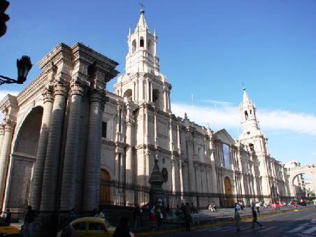 Die beiden Tuerme der Catedral de Arequipa sind ueber die Laengsseite angeordnet.