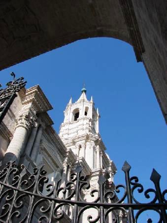 Maechtige Tore begrenzen den Vorplatz zur Catedral.
