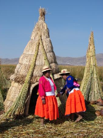Die Uros tragen noch heute die traditionelle Kleidung.