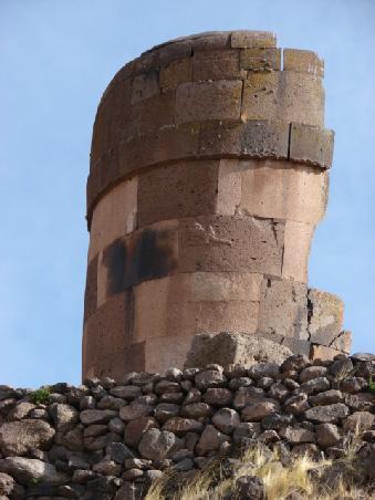 Der Gran Chullpa del Lagarto (Eidechse, als Relief erkennbar)...
