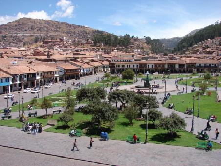 Die Plaza de Armas mit ihren Arkaden, breiten Strassen und Gruenflaechen.