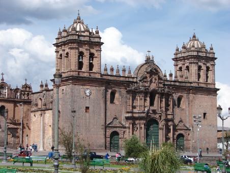 Die Catedral ist Bischofssitz und beherbergt zahlreiche Gemaelde der Escuela Cusceña.