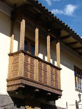 Die Balkone aus Zedernholz sind typisch fuer Cusco.