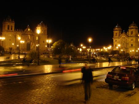Die Plaza de Armas mit der Catedral (li) und der Compañia (re) am Abend.
