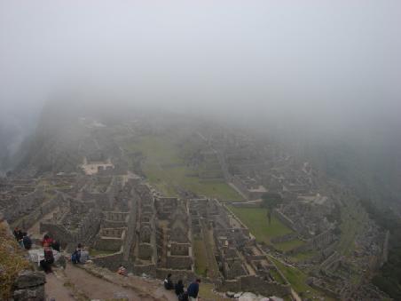 Am Morgen verhuellten Wolkenfetzen grosse Teile von Machu Picchu.