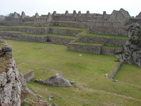 Intipampa, das Sonnenfeld im Zentrum, teilt Machu Picchu in Ober- und Unterstadt.
