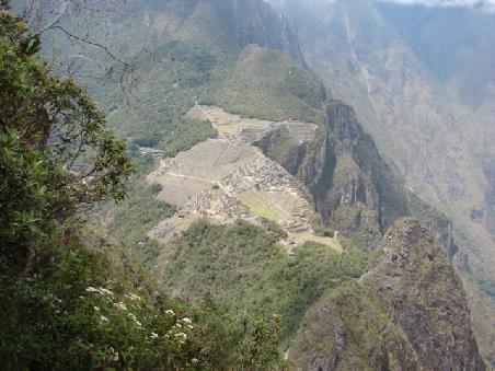 Der einstuendige steile und nicht ungefaehrliche Aufstieg auf den Machu Picchu wird mit einem traumhaften Blick auf die darunterliegende Stadt belohnt.