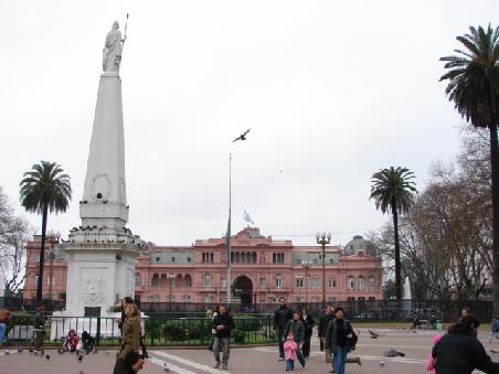 An der Plaza de Mayo mit der Casa Rosada beginnt die Av. de Mayo...