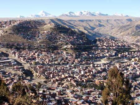 Die Stadt waechst die steilen Haenge bis zum Altiplano empor.
