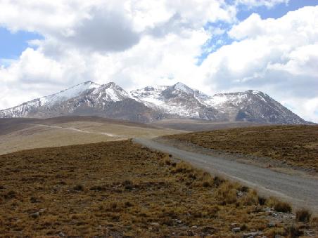 Bis auf 5300 m kann man auf den Chacaltaya mit dem Auto eine Schotterpiste hinauffahren.