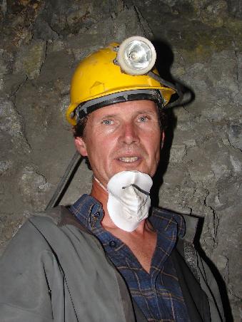 Die hohe Temperatur im Stollen und die anstrengende Kletterei trieb mir die Schweissperlen ins Gesicht. Es ist fuer mich unvorstellbar hier taeglich koerperlich schwer arbeiten zu muessen.