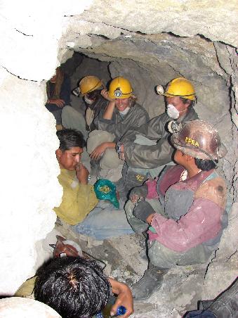 Der Besuch der Touristen mit ihren Geschenken stellt eine willkommene Abwechslung im Leben der Mineros (ohne Helm und Mundschutz) dar.