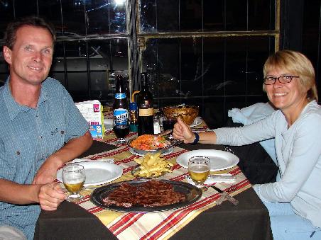 Kaum zu glauben, aber was hier am Tisch steht, ist fuer Argentinier eine Portion!!!