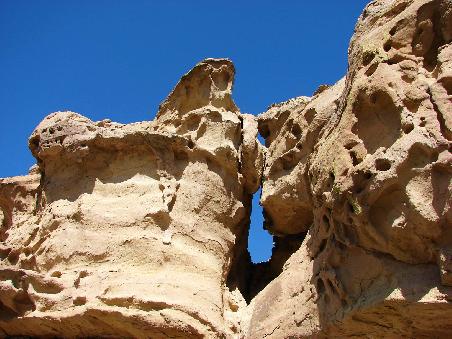 Nicht nur Wasser, sondern auch Wind hinterliessen ihre Spuren der Erosion auf den Sandsteinfelsen.