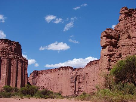 Etwa 170 m ragen die roten Sandsteinfelsen senkrecht in den blauen Himmel.