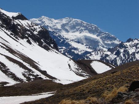 Mit 6995 m ist der Aconcagua der hoechste Berg Amerikas. Zwischen 15.11. und 15.3. sind jede Menge Expeditionen am Weg zu seinem Gipfel.