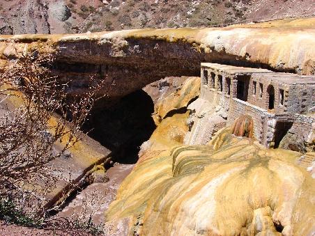 Ein Naturwunder ist die Puente del Inka. Sie ueberspannt mit etwa 40 m den Rio Mendoza. Die ebensfalls hier austretenden Thermalquellen hatte man frueher in einem Badehaus genutzt, das aber laengst ausser Betrieb ist.
