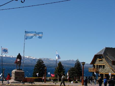 ... unmittelbar am Ufer des Lago Nahuel Huapi errichtet.