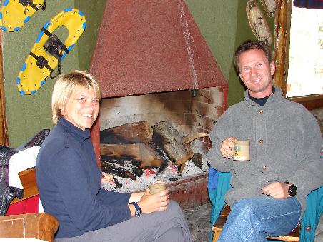 Nach dem Erklimmen des Cerro Otto waermten wir uns am offenen Feuer mit heissem Tee in der Huette auf.