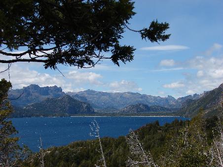 Idyllisch in die Berge eingebettet liegt der Lago Traful.