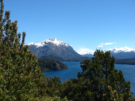 Hinter dem Lago Moreno ragen die schneebedeckten Zweieinhalbtausender auf.