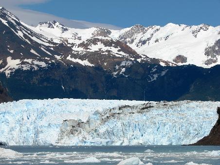 Das Schiff kaempfte sich durchs Packeis immer naeher an die Eiswand heran.