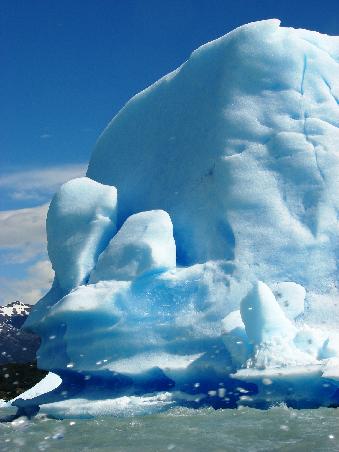Riesige Eisberge in unmittelbarer Naehe des Bootes kuendigen den Upsala Gletscher an.