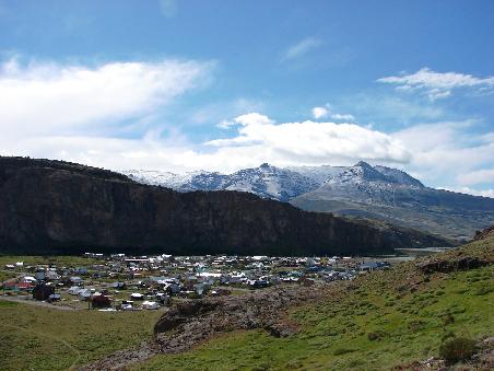 Blick ueber El Chaltén auf die "falsche" Bergkette.