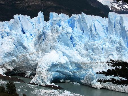 Zur Zeit hat das Wasser einen Tunnel durch die Eismassen geschmolzen, wodurch sich der Wasserspiegel in beiden Teilen des Lago Argentino wieder ausgeglichen hat.