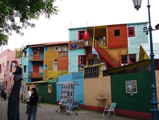 Das Blech, aus dem die bunten Waende errichtet wurden, stammt angeblich von alten Schiffswracks.
