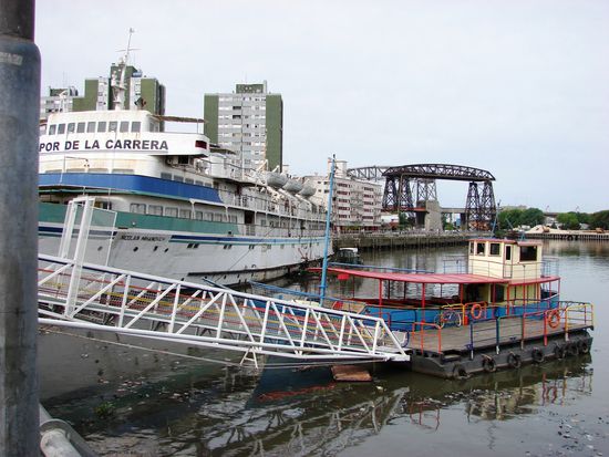 Sie alte Hafenbruecke ist auch heute noch ein Wahrzeichen La Bocas.