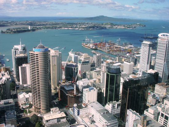 Von oben hat man einen ueberwaeltigenden Blick ueber Downtown, den Hafen und weiter Stadtviertel.