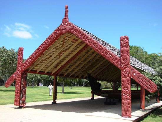 Unter einem Dach mit den typischen Schnitzereien steht ...
