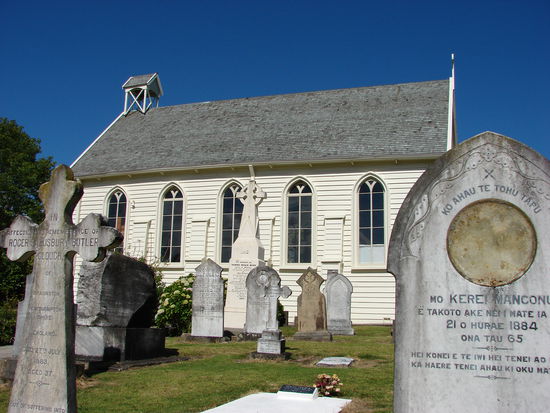 Die Inschriften auf den Grabsteinen vor der Kirche von Russel belegen die historische Bedeutung der Bucht fuer Neuseeland.