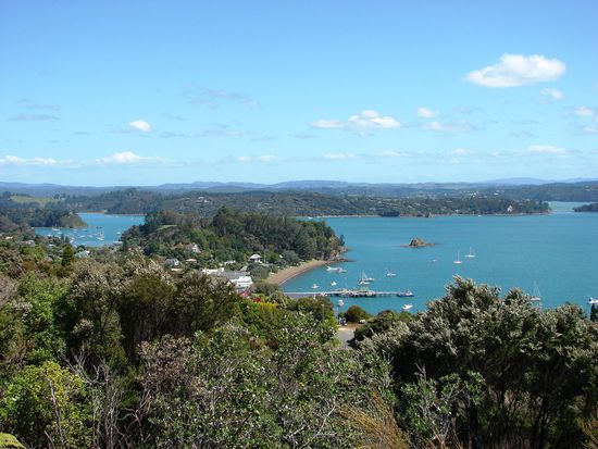 Blick ueber Russel auf die Bay of Islands.