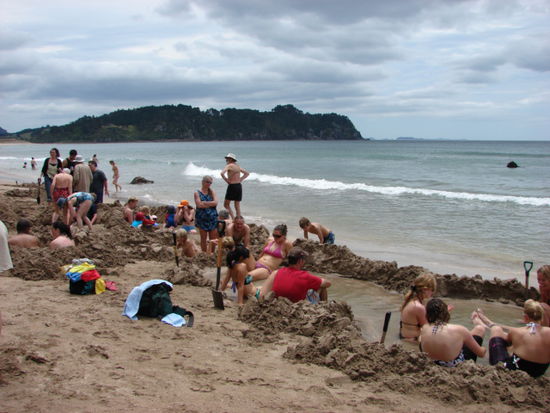 Hochsaison am Hot Water Beach, Pools 38 Grad, Meer 14 Grad!