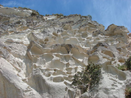Wind in Verbindung mit Salzkristallen und Sandkoernern sind fuer diese aeolischen Erosionsformen verantwortlich.