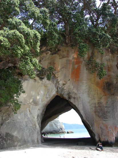 Der Name Cathedral Cove ruehrt von diesem gewaltigen Durchbruch.
