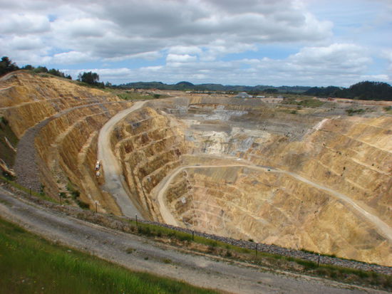 Die Pit der Martha Mine misst 600 m mal 850 m bei einer Tiefe von 250 m.