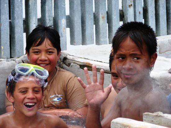 Die Kinder erfreuen sich am taeglichen Gratisthermalbad.