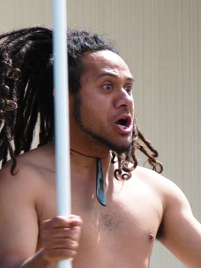 In Shows wird den Touristen der Tanz der Maoris naeher gebracht.