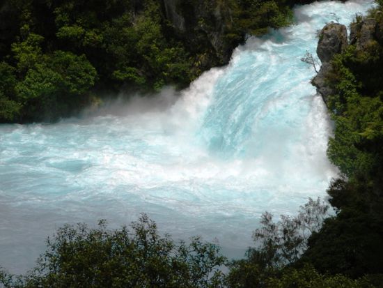 Tosend stuerzt der Waikat River ueber die "Huka Falls".
