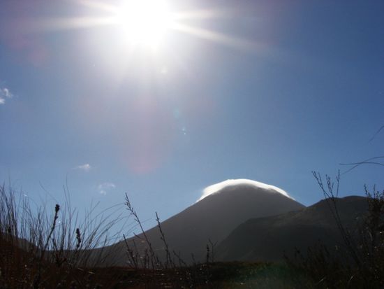Mt. Ngauruhoe am Morgen mit Wolkenhaube.